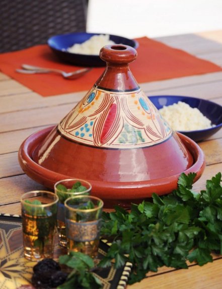 Aromatingas marokietiškas vištienos troškinys su medumi ir džiovintomis slyvomis
