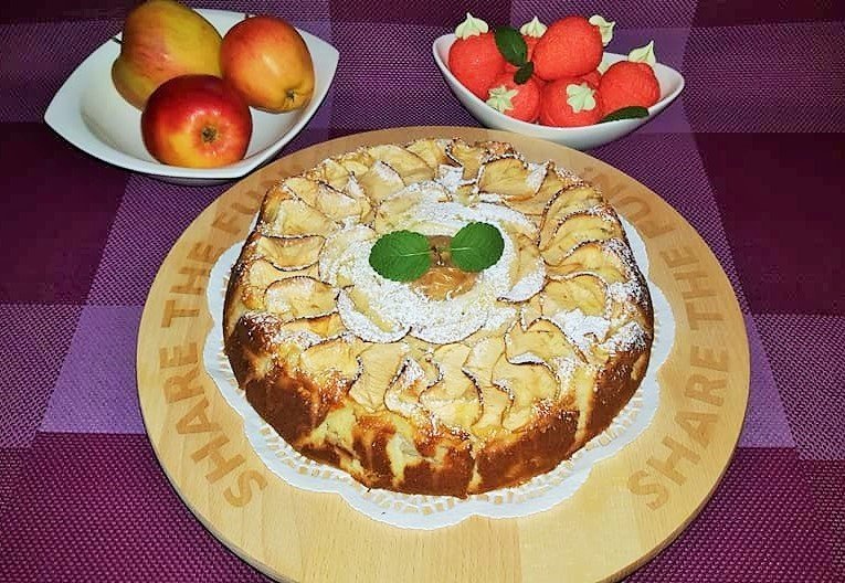 Drėgnas obuolių pyragas su desertine varške