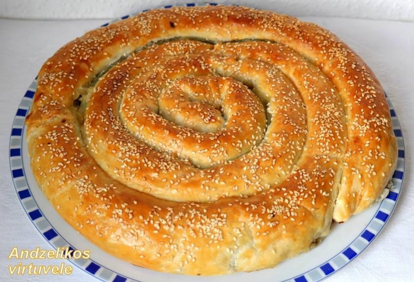 Puff pastry pie with poultry and mushrooms