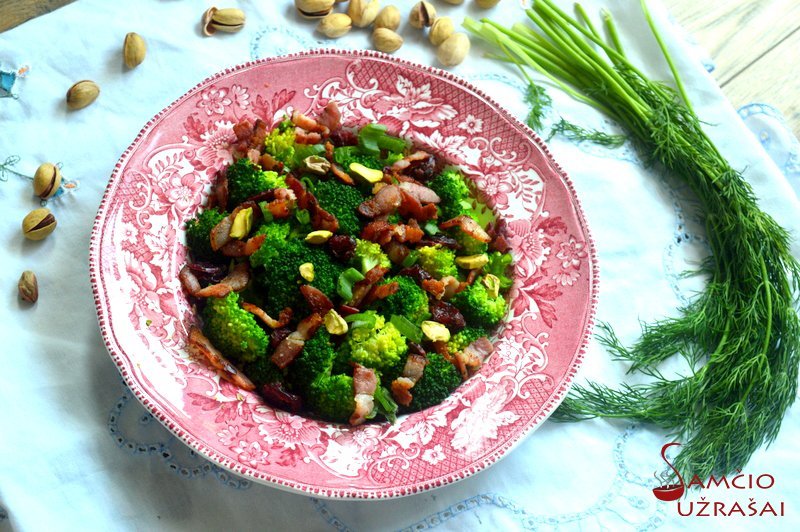 Brokolių salotos su šonine