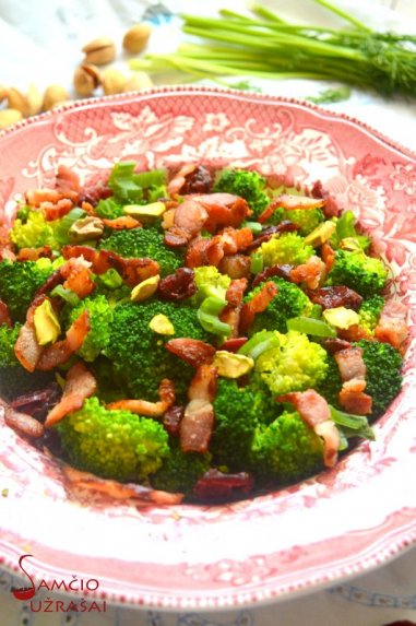Brokolių salotos su šonine