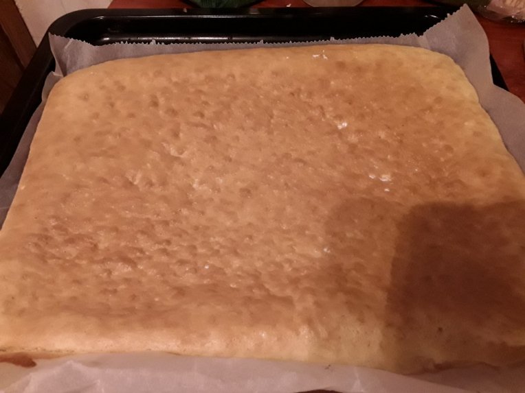 Greitas biskvitinis pyragas su serbentų sulčių kremu