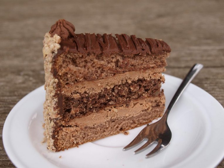 Riešutinis tortas su šokoladiniu kremu