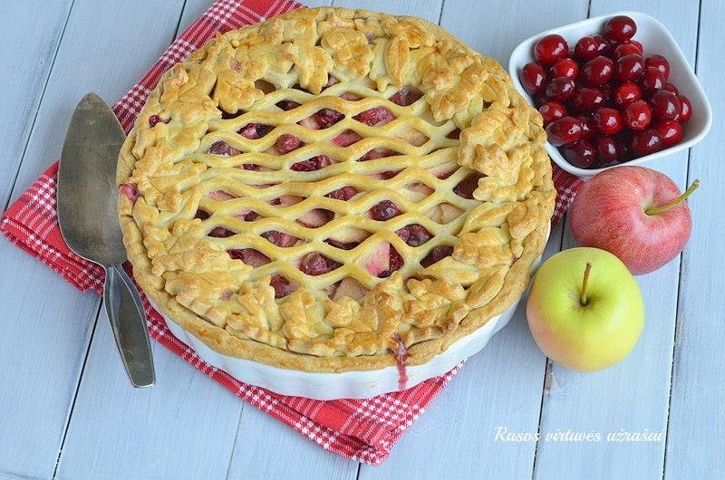 Trapios tešlos obuolių pyragas su spanguolėmis