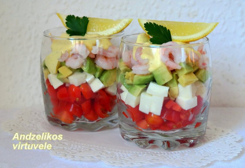 Sluoksniuotos krevečių salotos su avokadais ir česnakiniu užpilu