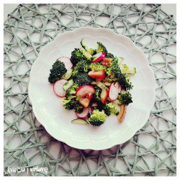 Brokolių salotos su daržovėmis