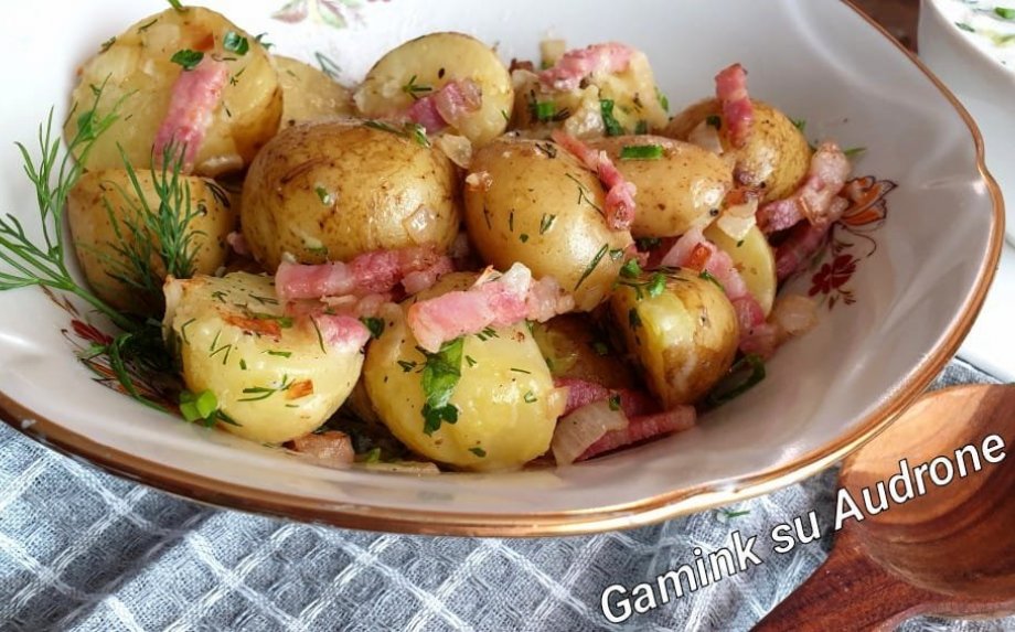 Bulvės su šoninės ir grietinės padažu
