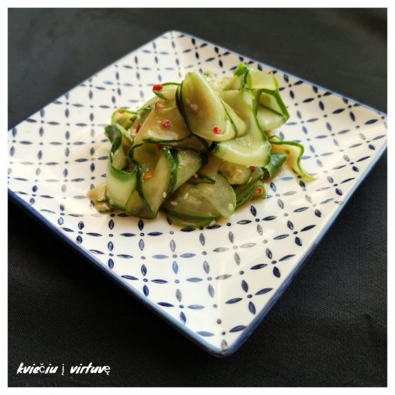 Japoniškos agurkų salotos
