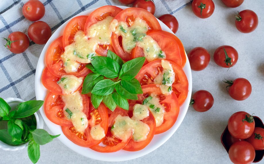 Greitai marinuotos pomidorų salotos