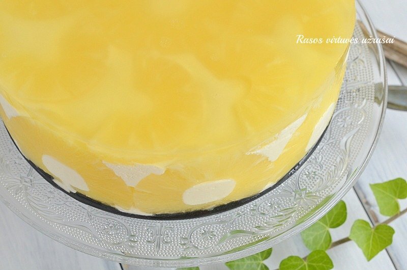 Nekeptas jogurtinis tortas su konservuotais ananasais