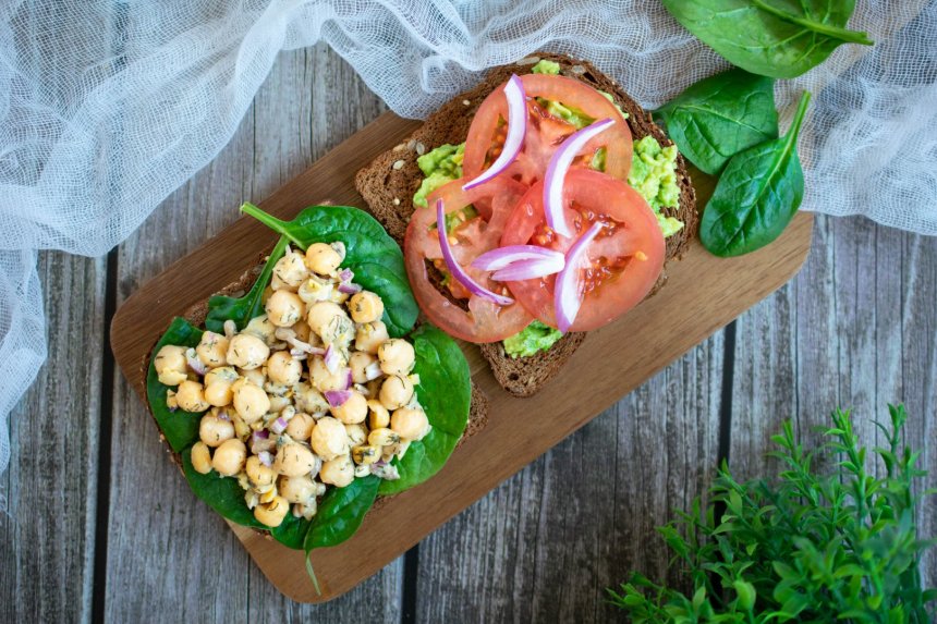 Maistingi avinžirnių sumuštiniai su avokadais (veganiški)