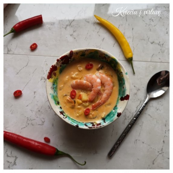 Tiršta sriuba su jūros gėrybėmis ir pomidorais