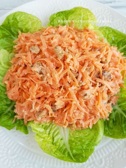 Česnakinės morkų salotos su riešutais
