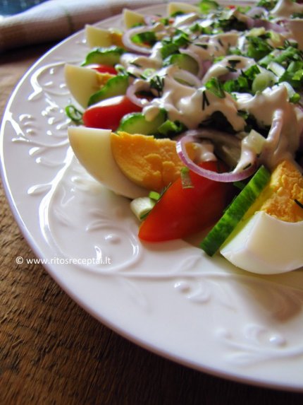 Gaivios silkės salotos su kiaušiniais ir daržovėmis