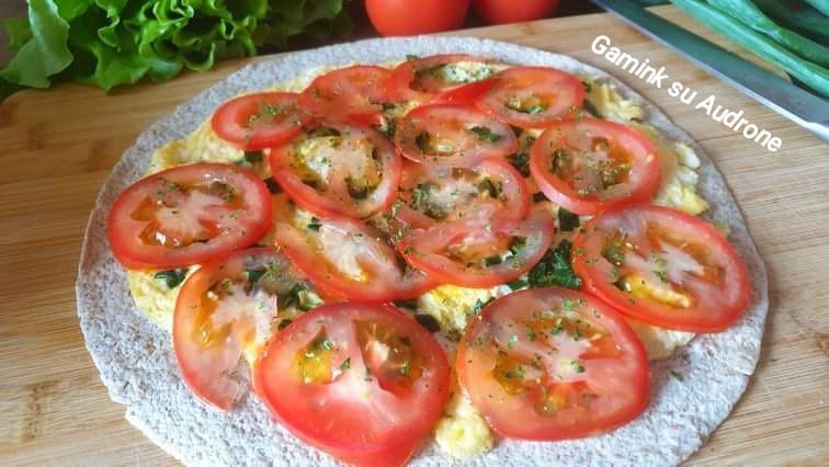 Tortilijų suktinukai su omletu ir daržovėmis