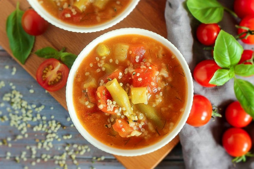 Šparaginių pupelių sriuba su pomidorais