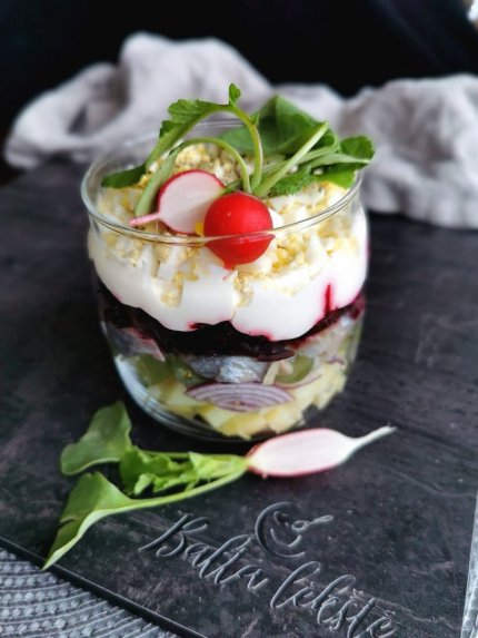 Silkės salotos su burokėliais ir vynuogėmis