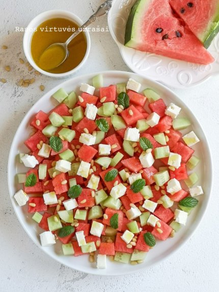 Arbūzo salotos su agurkais ir feta