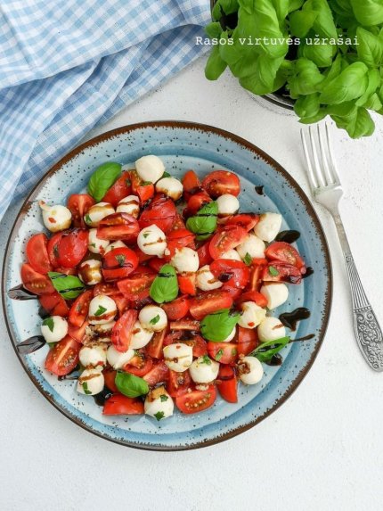 Gaivios pomidorų salotos su marinuota mocarela