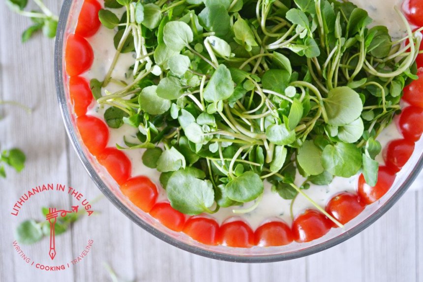 Sluoksniuotos daržovių salotos su ypatingu padažu