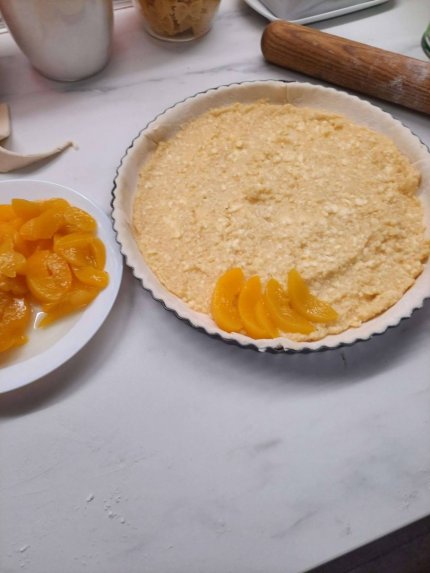 Sluoksniuotos tešlos pyragas su konservuotais persikais