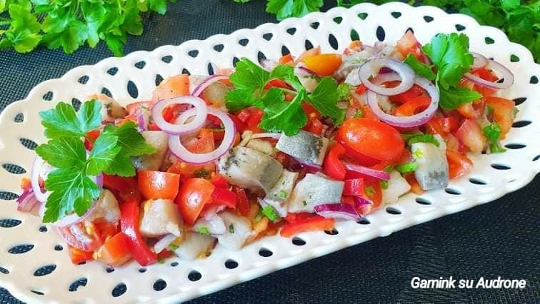 Silkės salotos su daržovėmis ir gardžiu užpilu