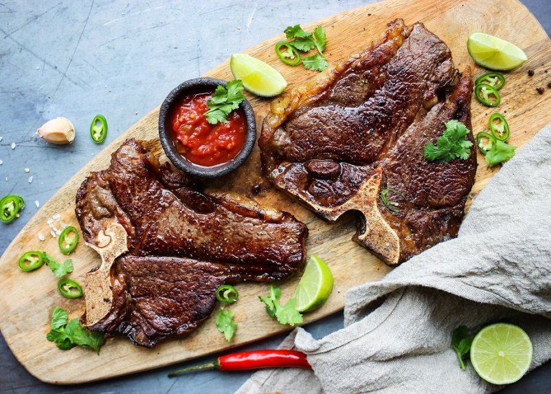 T-bone steikai su namine salsa