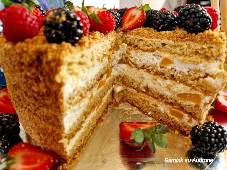 Biskvitinis medaus tortas su grietininiu kremu