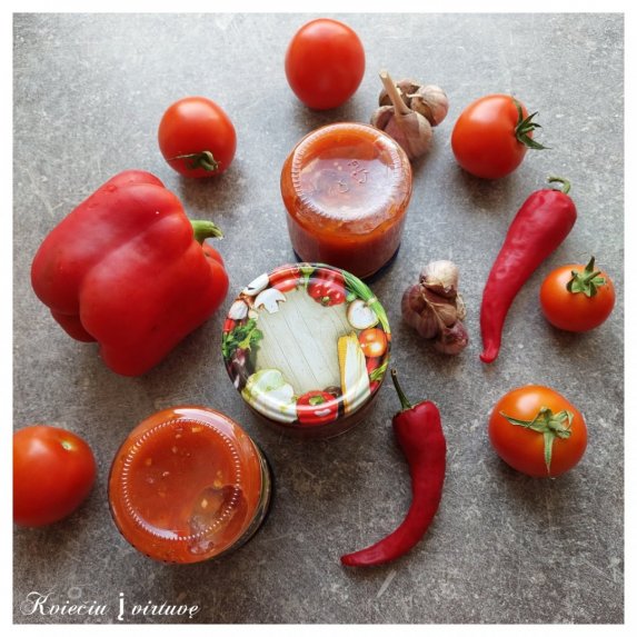 Pomidorų padažas žiemai su aitriosiomis paprikomis