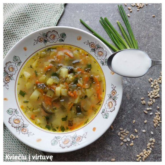 Raugintų agurkų sriuba su perlinėmis kruopomis