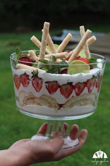 Sluoksniuotas desertas su braškėmis ir žele ala "Trifle"