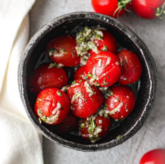 Greitai marinuoti pomidorai - tobuli prie mėsos