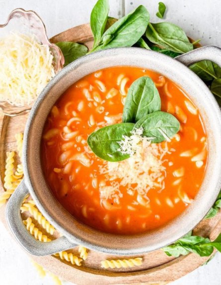 Aromatinga pomidorų sriuba su makaronais
