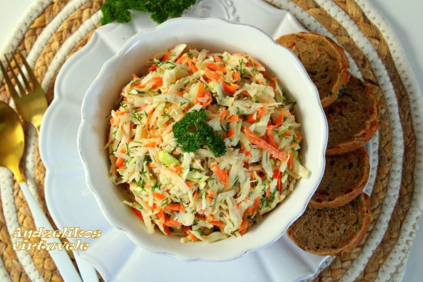 Kopūstų ir morkų salotos su kaliarope