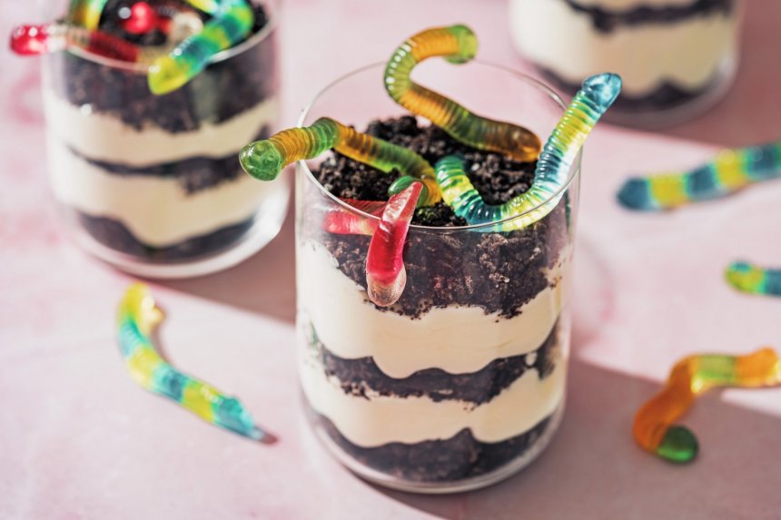 Sluoksniuotas pudingo ir sausainių desertas Helovinui ala „Dirt pudding”