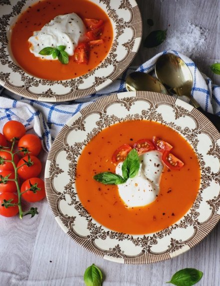 Pomidoru sriuba su burrata